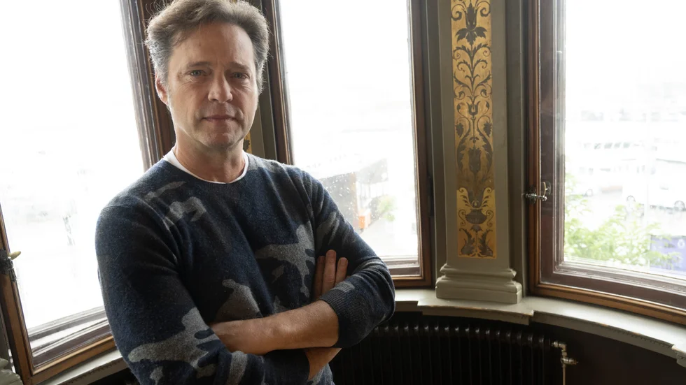 "Jag växte upp med att se Börje Salming spela. Så jag vet vilket genomslag han fick genom att vara en av de första svenskarna i NHL", säger Jason Priestley som gör en av rollerna i tv-serien om hockeystjärnans liv.