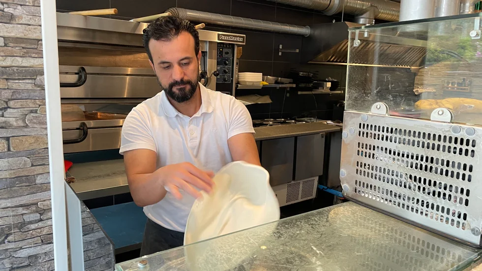 Mariwan Jamal driver Överums restaurang. Han berättar att han fått höja priset på pizzorna med fem kronor. Det kan också bli fråga om att dra ner på öppettiderna i vinter.