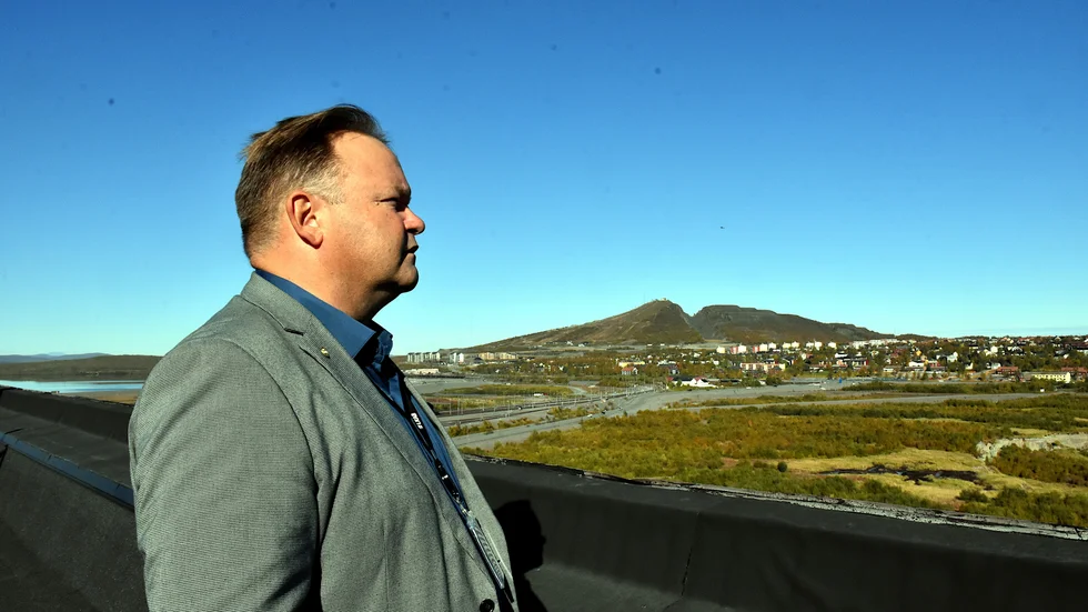 På den andra sidan av gropen. Från sitt nya jobb på LKAB kan Robert Ylitalo blicka ut över Kiruna. ”Jag hade diskussioner med kunder på andra siden pölen kring det här med stora projekt, digitalisering och resan folk ska göra. Varför gör jag det på andra sidan pölen när jag skulle kunna göra det på andra sidan gropen?”, säger han.