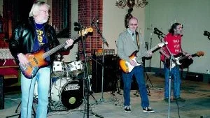 The Spotnicks är fortfarande still going strong. Det visade de med eftertryck inför stor-publiken i Hällestad kyrka. Foto; Magnus Petersson