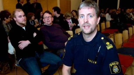 "Vi känner att skolan är en värld som vi borde finnas med i", säger Lasse Eriksson från närpolisen. Igår träffade han lärare på Hagebyskolan.Foto: Anita Kjellberg