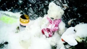Sorg. Ungdomar har tänt ljus i snön i Jönköpingsstadsdelen Norrahammar, till minnet av den mördade åttaårige pojken. Onödigt stor vikt i nyhetsrapporteringen har lagts vid att den nu häktade gärningsmannen har allvarliga och kända psykiska funktionshinder. Det är klart att han inte är frisk, skriver Widar Andersson. Foto: Scanpix