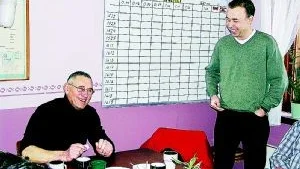 Curt Andersson (t v) avtackas av vd Lars Krispinsson och arbetskamrater efter 51 år på Grytgöls Bruk. Foto: Magnus Petersson