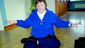 Marja Leena Koivuluoto under en sittande meditationsövning som är viktig för helheten i programmet. Foto: Magnus Johansson