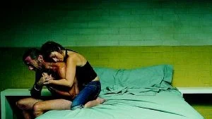 Bilden av euromüsli: "Mörkblånästansvart" är en dialogbaserad, långsam, konstruerad film som du säkert sett många gånger förut och ofta känt dig lite lurad efteråt. Foto: Nonstop entertainmentDu