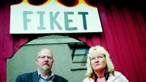 Benny Gruväng och Monica Berg-Davidsson välkomnar nya besökare till "Fiket". Socialtjänstens flytt av stöd- och dagboendet för missbrukare till centrum har avsevärt ökat besöksfrekvensen. Foto: Magnus Johansson.