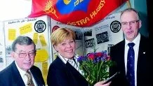 I lördags firade Bråvalla IK 80-årsjubileum. På plats fanns förstås nyvalda ordföranden Kristin Schill, som är den första kvinnliga ordföranden i föreningens historia. Här flankeras hon av två ledare som honorerades, till vänster Artur Wadman och till höger Nils-Olof Olofsson.Foto: Janne Forsby