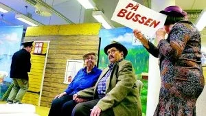 Britt Ingrid Stockfeldt anonnserar en sketch där "gubbarna" Gurli Hultcrantz och Anna-Lisa Svahn har huvudrollerna. I bakgrunden busschauffören Magnus Thalinsson. Foto: Robert Svensson