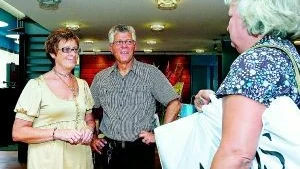 Kersti och Sven-Uno Lago tackar för sig. Många trogna kunder kom in i går för att göra ett sista inköp.