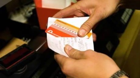 Extra avgift tas ut vid betalning ombord på bussar och spårvagnar från och med 1 september. Vill man fortsätta att åka kommunalt till samma pris som förut får man köpa och ladda sitt värdekort eller periodkort på Pressbyrån eller något annat försäljningsställe.