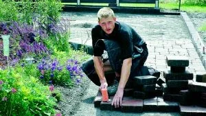 Henrik Perssons mest hektiska tid är sommaren. Men nästa vecka får han vila från trädgårdjobbet, för att döma i Dana cup. Foto: Ellinor Lundmark