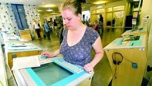 Att vara arbetslös är psykiskt pressande. Catrin Karlsson får alltid ont i magen de dagar hon måste gå till arbetsförmedlingen.