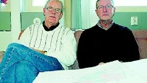 Tillsammans har de jobbat i nära åttio år i Finspångs kommun. Jan-Erik Kjellgren som byggnadsinspektör, Bengt Svanqvist som planeringschef. Foto: Ann Björling