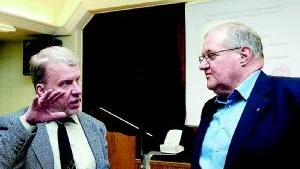Billy Gustavsson och Mårten Ahrnberg diskuterade valförlusten på socialdemokraternas möte igår. Foto: Janne Forsby