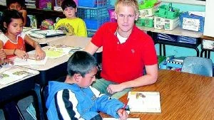 Finspångssonen Erik Johansson praktiserade som personlig assistent under sin tid som utbytesstudent i USA på en skola i Greenville, North Carolina. Här ses han tillsammans med sin elev Oscar Higuera. Till vardags läser Erik Johansson medie- och kommunikationsvetenskap vid Örebro Universitet.Foto: Privat