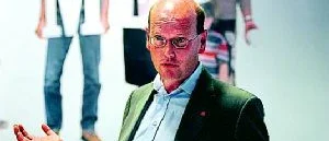 Ut på banan, Thomas Östros