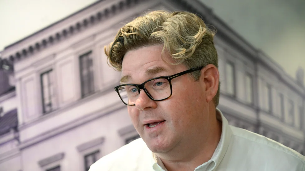 Moderaternas partisekreterare Gunnar Strömmer möter medier utanför partiets riksdagskansli på fredagen.