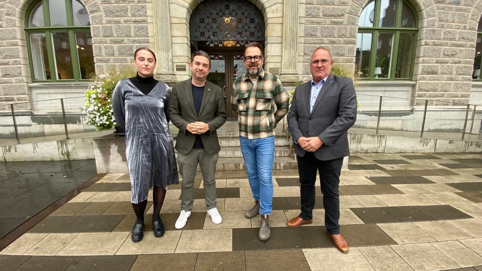 Efter Centerns avhopp är Socialdemokraterna och Moderaterna överens om att styra Eskilstuna under den kommande mandatperioden. Från vänster Josefine Helleday (S), Jimmy Jansson (S), Jari Puustinen (M) och Göran Gredfors (M).