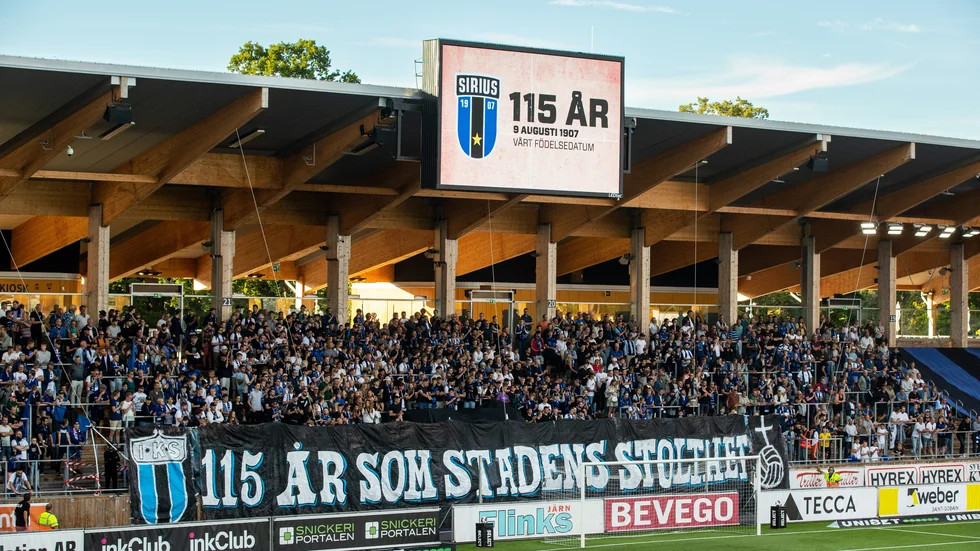Supportrarnas tifoverksamhet höjer upplevelsen på Studenternas, menar Sirius evenemangsansvarige, Linus Wallén.