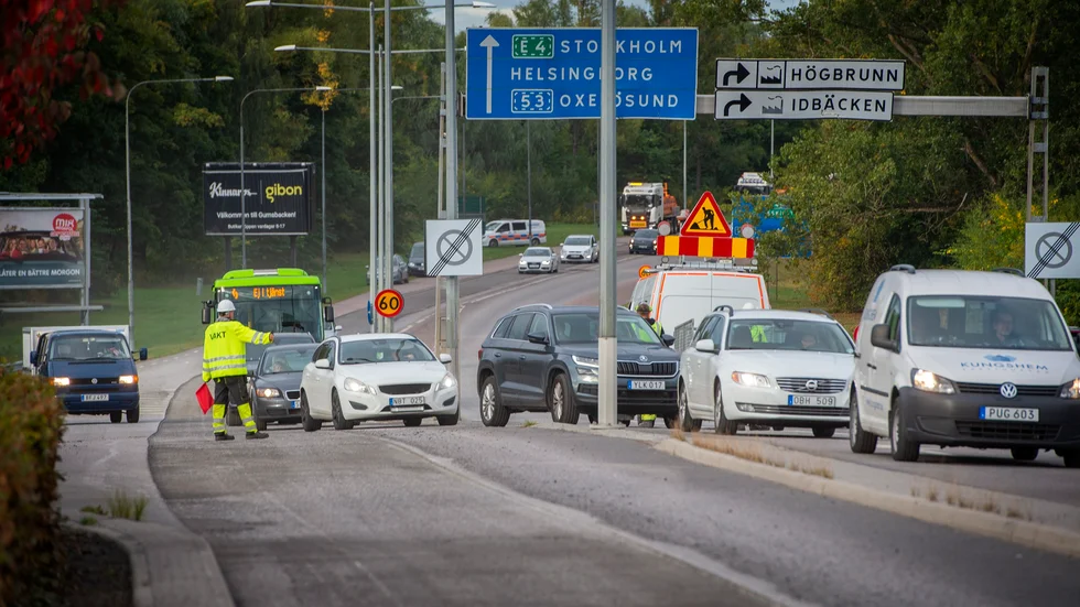 Under onsdagsmorgonen har det varit köer i trafiken på och i närheten av Västerleden i Nyköping där ett beläggningsarbete pågår.