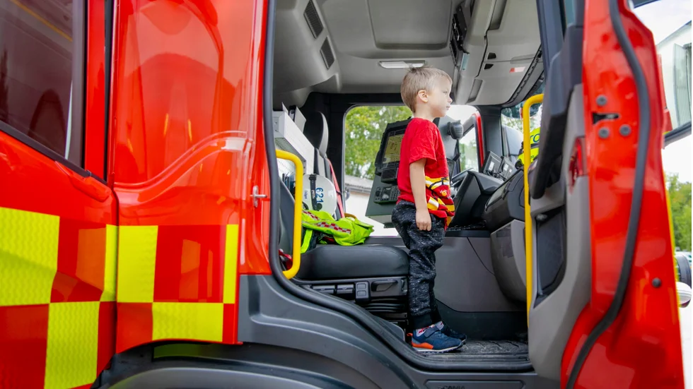 På lördagen bjöds allmänheten in att träffa brandmän och titta på utrustning vid öns totalt tio brandstationer. Elias Gadd, 4, kollar utsikten från Klintehamns brandstations nya brandbil. 