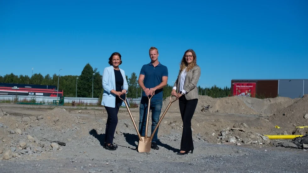 Mari Nilsson, vd Ivab, Erik Larsson, vd BD Bygg och Linnea Hedlund, VD Ivab Fastigheter. (Pressbild)
