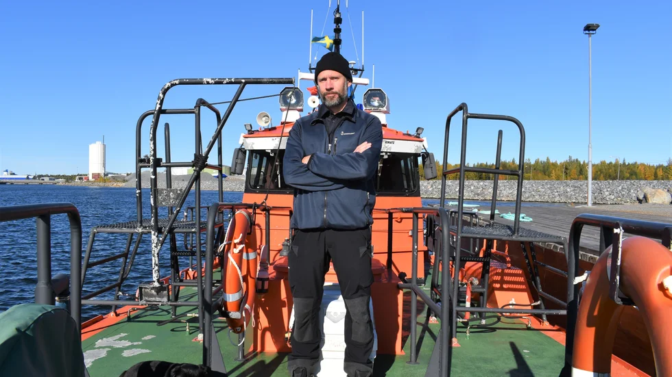 Mikael får skjuts med lotsbåten ut till fartyget som ska lotsas in i hamn.