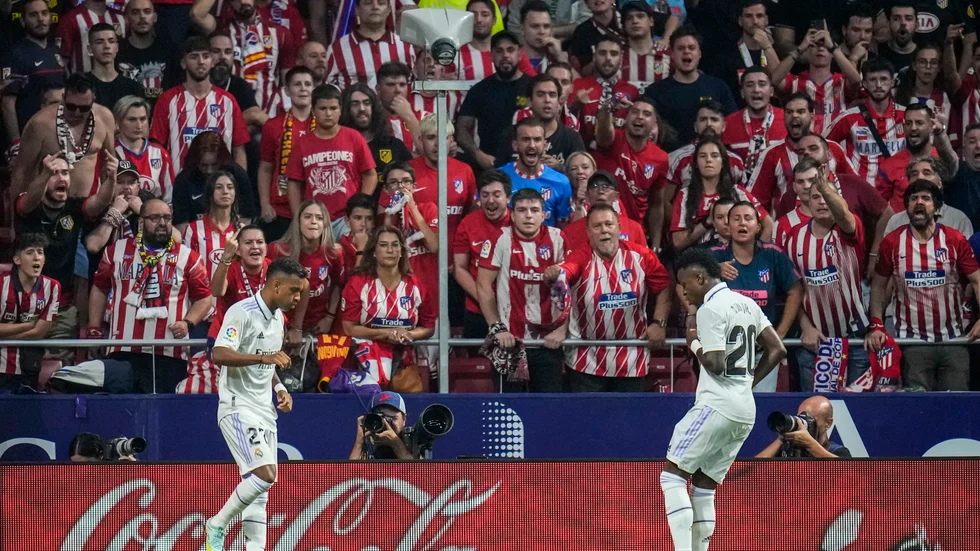 Vinícius Júnior, höger, utsattes för rasistiska glåpord efter matchen mot Atlético Madrid.