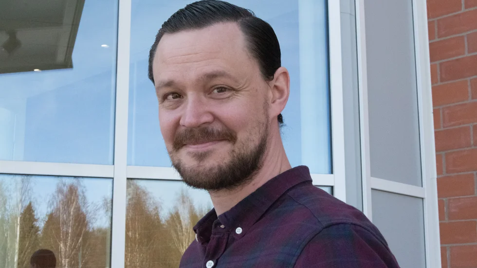 Linus Bussman, verksamhetsområdeschef i psykiatrin Sunderbyn, förklarar varför närspsykiatrin måste flytta till Sunderbyn.