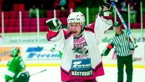 De ekonomiska motgångarna har inte knäckt norrköpingslaget som har häng på en playoff-biljett. Till vänster ses tränaren Peter Eriksson och på den stora jublar Mattias Nordqvist.
FOTO:NICLAS SANDBERG