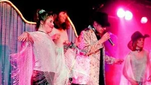 "In the neon light, you will be a star". Niclas Bergström och Anna, Natali, Tove och Sandra gjorde en cool version av Martin Stenmarcks "Las Vegas".
Foto: Anita Kjellberg (011-200 462)
anita.kjellberg@folkbladet.se