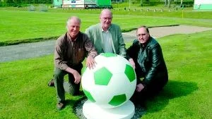 Inför Reijmyre IF:s 100-årsjubileum har två stora fotbollar placerats ut på Rejavallen. Trion Per-Inge Jansson, Bert Kindåker och Bert Ottosson samlas runt en av bollarna. Trion ingår i RIF:s jubileumskommitté. 9 juni blir det fotbollsmatch mellan TV All Stars och en kombination av dagens RIF-spelare och gårdagens spelare från IFK Norrköping.
Foto: Gunnar Johansson