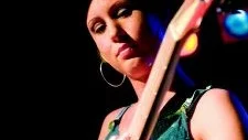 Teresa Kyndel spelar bas i sammetslena "Dream a little dream of me".  
Foto: Niclas Sandberg