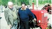 Alla barn fick vara med och klippa av bandet under invigningen av Ljusfalls skola i lördags förmiddag. - Ni får inte klippa förrän vi säger till, förmanade lärarna.
Foto: Gunnar Johansson