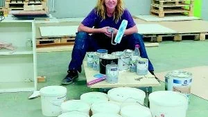 I Gallerians källare håller Aksanna Annerfeldt på att skapa en estetverkstad. På onsdag ska verksamheten starta så nu målar hon för fullt för att lokalerna ska bli klara tills dess.
Foto: Titti Olovsson (0122-131 75)
titti.olovsson@folkbladet.se