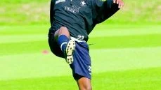 Sydafrikan nummer två är här. Siyabonga Siphika gjorde sitt första pass med IFK i går och mittfältaren vet vad han vill: "Jag vill spela i IFK," säger han.
Foto: Niclas Sandberg (011-200 464)
niclas. sandberg@folkbladet.se