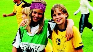 Josefin Bohman och Frida Kagevik är två tjejer som verkligen gillar fotboll och därför trivs de också på Fotbollsskolan på Grosvad som startade i går. 
Foto: Gunnar Johansson