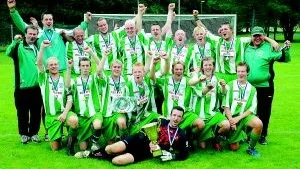 Reijmyre IF var jublande glada efter att ha vunnit Finspångs kommunmästerskap, Brukscupen, för andra året i rad.
Foto: Gunnar Johansson