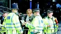Fotgängare dirigeras om av polisen vid tunnelbanestationen vid London Bridge efter en av explosionerna. 
Foto: Scanpix