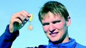 Nöjd med en medalj. David Gustavsson knep NKK:s första medalj vid ute-SM i Sundsvall. David var trea på 100 m fjäril. 
Foto: Thommy Nyhlén