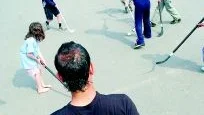 En av de nya ungdomsledarna i Klockaretorpet övervakar en streetbandymatch i Klockaretorpets centrum, med några av barnen som är med på sommaraktiviteterna.
Foto: Ola Axman