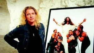 Än en gång har Elisabeth Ohlson Wallin lyckats. Med en bild, som väckt starka reaktioner och som det nu talas om över hela landet. Den hdär bilden togs i samband med den kontroverisella utställningen "Ecce Homo". Foto: Scanpix