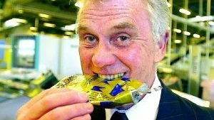 Jan Rehnberg och hans Returpack på Händelö får något nytt att bita i efter nyår. Då ska också alla plåtburkar, och plastflaskor även utöver pet, strömma in till den stora sorteringsanläggningen. Foto: Janne Forsby/arkiv