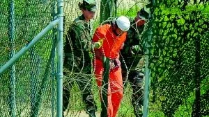 Sedan hösten 2001 har USA använt sin militärbas på Kuba som fängelse för så kallade "fientliga stridande" som tillfångatagits ibland annat Afghanistan och Irak. Fången på bilden har ingen koppling till de som nämns i artikeln. Foto: Scanpix/Arkiv