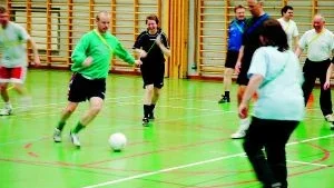 Johnny Andersson, Grytgöls IK, i centrum vid en bollövning i grundkursen för ungdomstränare i Finspång. De övriga är Sara Gunnarsson, Lotorps IF, Lena Gottleben, LIF, och Per Strannelid, Torstorps IF. 
Foto: Gunnar Johansson