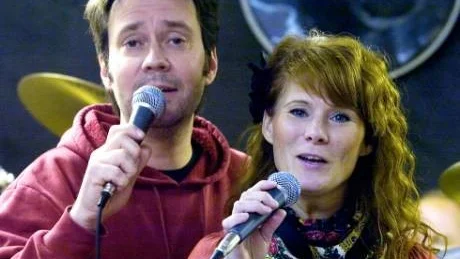 Efter framgångarna med "Från Dolly till Evis" ville Lotta Källström och Stefan Wikström fortsätta att ösa ur Dolly Partons och Elvis Presleys enorma musikskatt. Och repetitionerna pågår nu inför den gemensamma julshowen i luciaveckan.