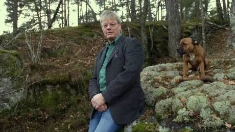Lelle Karlsson med hund har en lugn stund i skogen.           Foto: Janne Forsby/arkiv