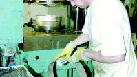 Foto: HANS BRANDIN Bernhard Borg står vid fleroperationsmaskinen på Mikoma Verkstads AB mellan Överum och Ukna och tillverkar presshylsor till wireräcken som Gunnebo ska leverera till Irland. Varje hylsa bearbetas många moment som tar ganska lång tid, i alla fall känns det så när leveransen är försenad.