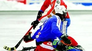 Foto: ANDERS STEINER Ronnie Polgar tillhörde de allra bästa i Tjust Bandy. Här är han väldigt nära att göra mål på Bores målvakt Christian Johansson.