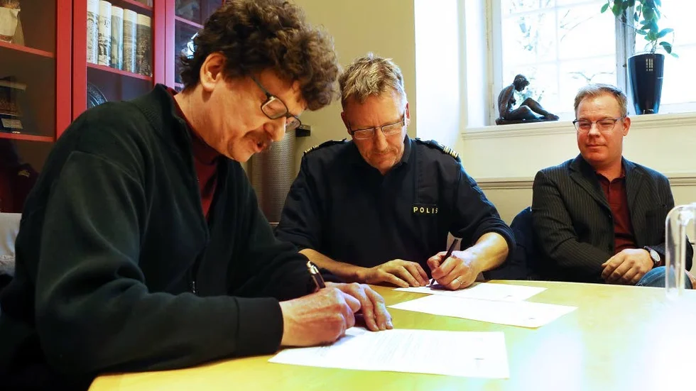 Ännu ett avtal påskrivet. Lars Stjernkvist, kommunstyrelsens ordförande och polisområdeschefen Peter Wahlberg skrev i höstas på ett bredare avtal än MOG.